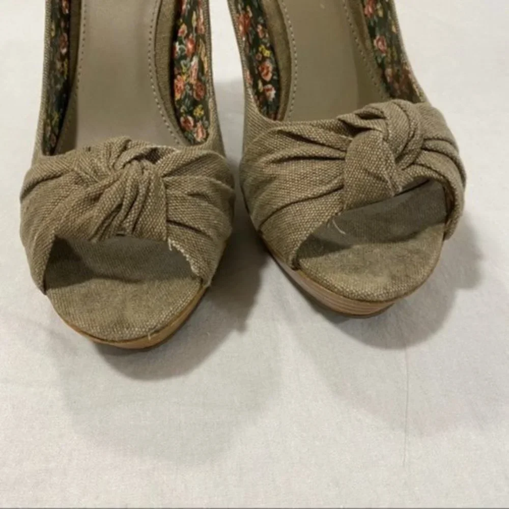 Kenneth Cole Reaction Brown Canvas Peep Toe Heels‎
